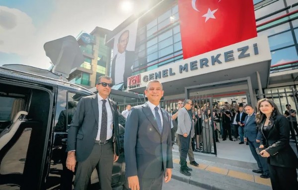Yeni Parti'de Koltuk Kavgası Kızıştı! Her Kanattan Farklı Aday